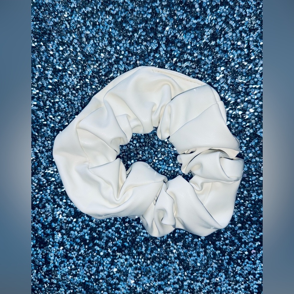Forever 21 Faux Leather Off White Hair Scrunchie!
OSFA—————